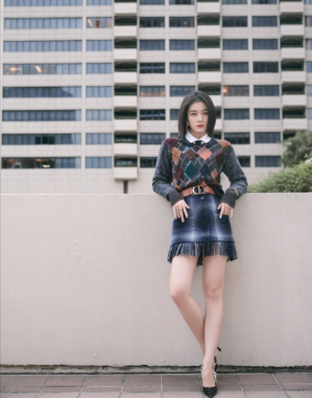 张雪迎终于不藏美腿了，轻熟风穿搭更显女人味，一双细腿又白又直(张雪迎好看)
